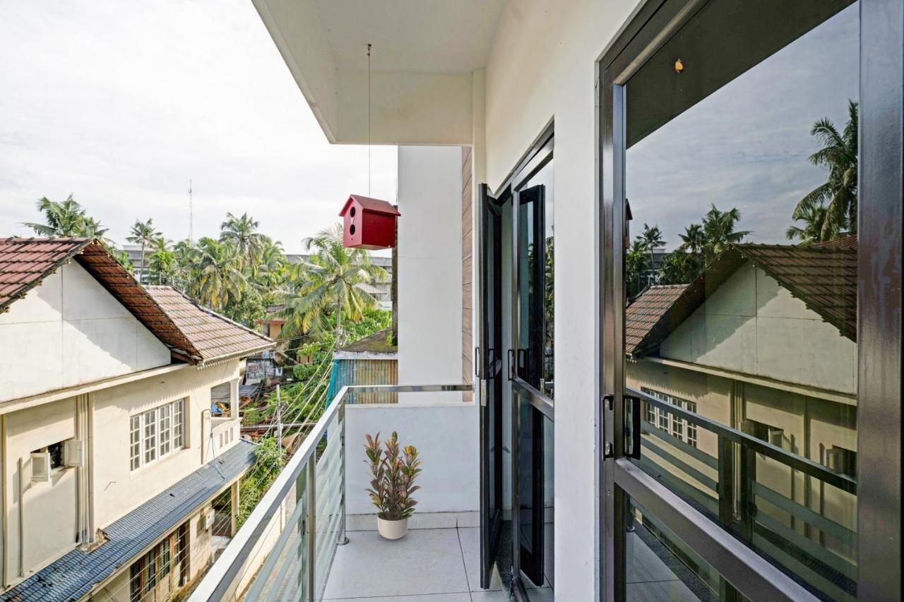 Oyo Thykoodam Sleep Inn Kochi Exterior photo